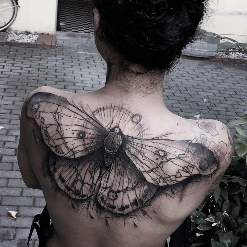 背部神奇的黑色大蝴蝶纹身图案