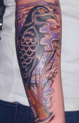 手臂乌鸦和薄雾树枝纹身图案