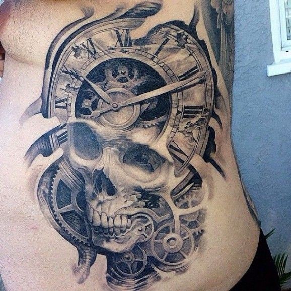 侧肋骷髅和时钟机械黑灰纹身图案