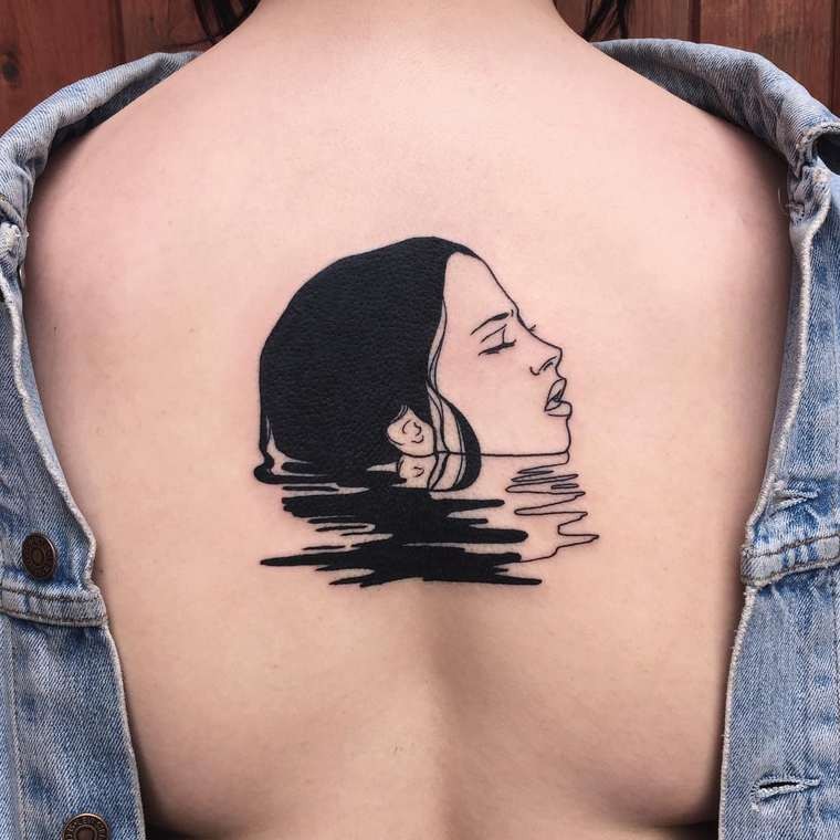 背部黑色简约的游泳女子纹身图案