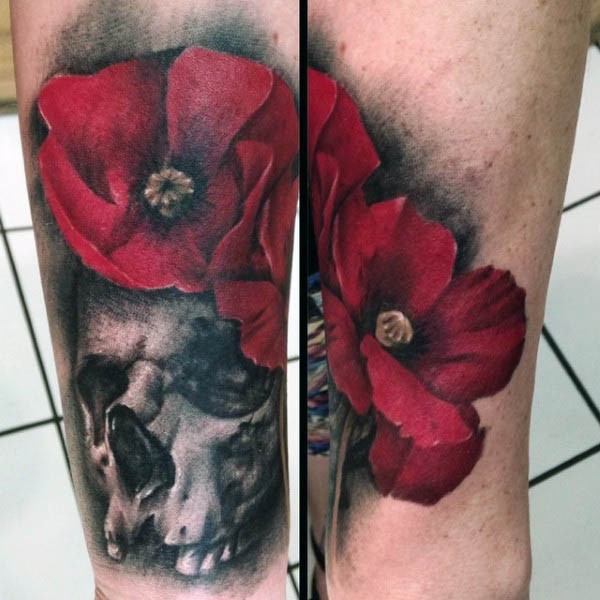手臂精美的红色花朵与骷髅纹身图案