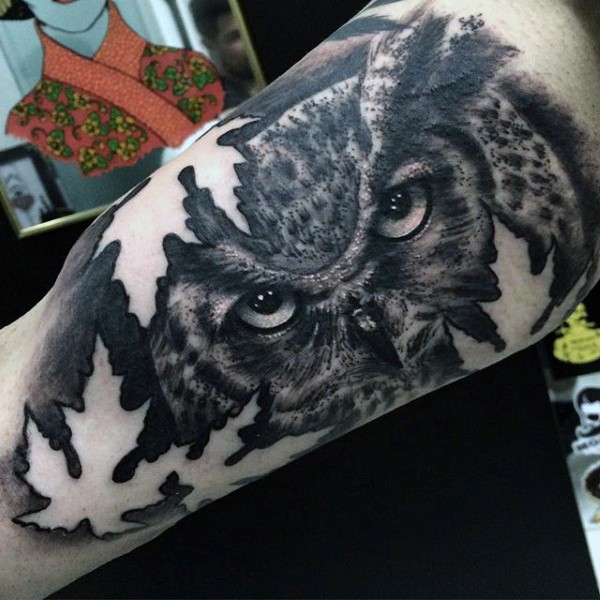 手臂自然的黑白猫头鹰与枫叶纹身图案
