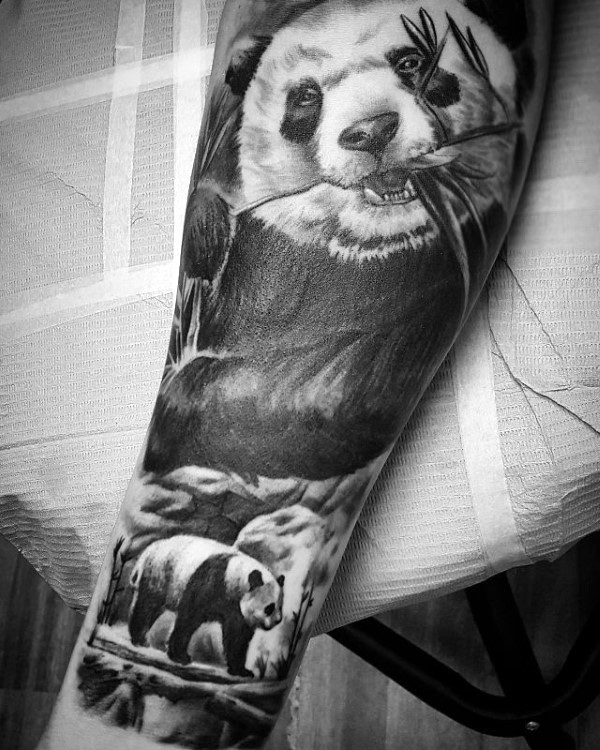 手臂逼真的可爱熊猫吃竹子纹身图案