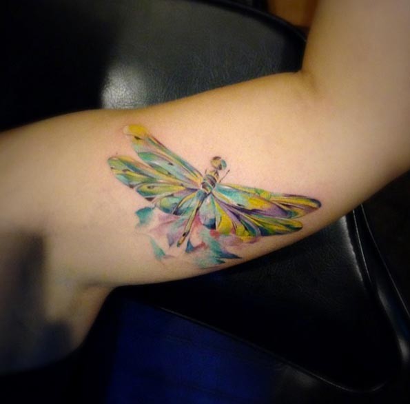 大臂很漂亮的五彩蜻蜓纹身图案
