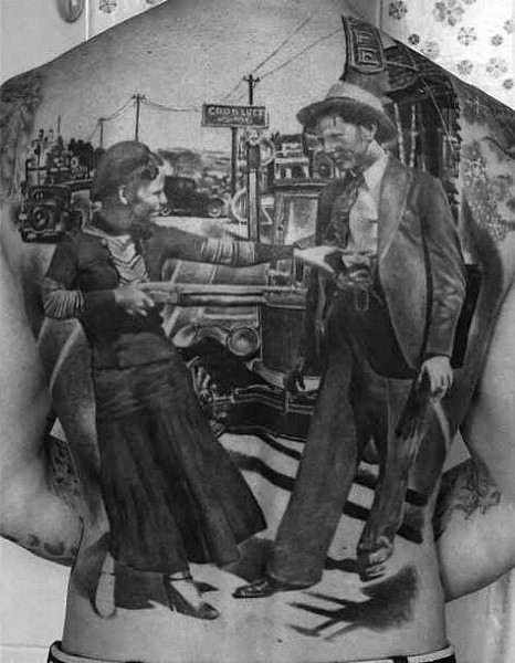 背部写实逼真的old school城市与黑帮女子纹身图案