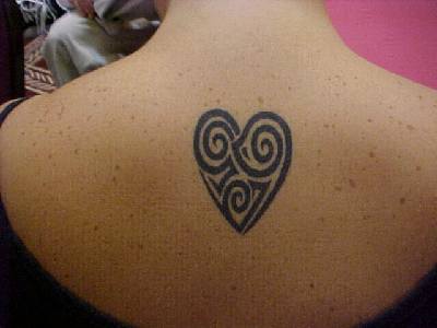 背部黑色的部落心形图腾纹身图案