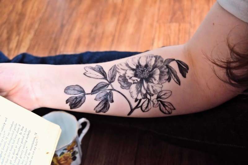 小臂黑色逼真的花朵纹身图案