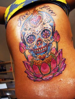 背部彩色的骷髅与莲花纹身图案