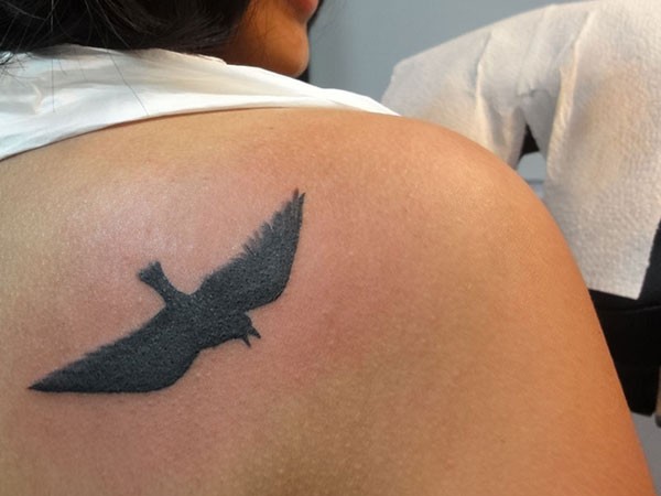 背部黑色飞鸟简约纹身图案