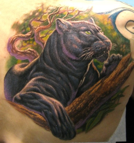 背部丰富多彩的黑豹和大树纹身图案