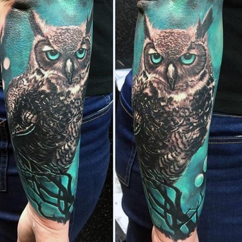 手臂五彩神秘的猫头鹰纹身图案