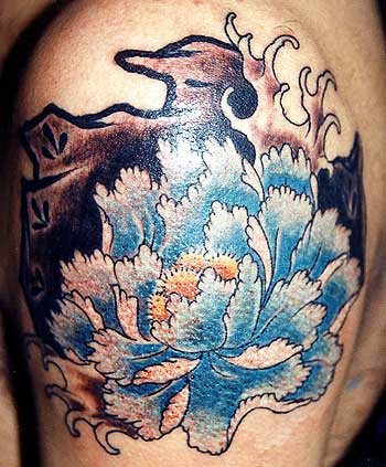 大臂亚洲蓝色牡丹花纹身图案