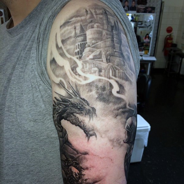手臂美丽的彩绘大城堡与龙纹身图案