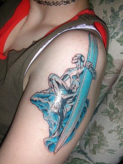 大臂蓝色冲浪者人像纹身图案