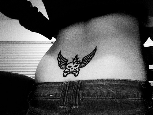 腰部黑色骷髅与翅膀简约纹身图案
