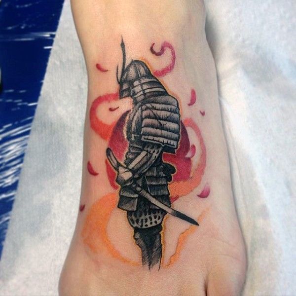 脚背亚洲风格的五彩阳光和武士纹身图案