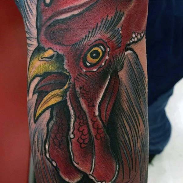 有趣的彩色写实公鸡手臂纹身图案
