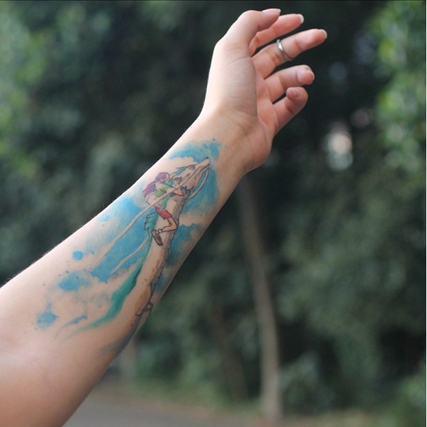 手臂亚洲卡通式的彩色前女孩骑幻想龙纹身图案