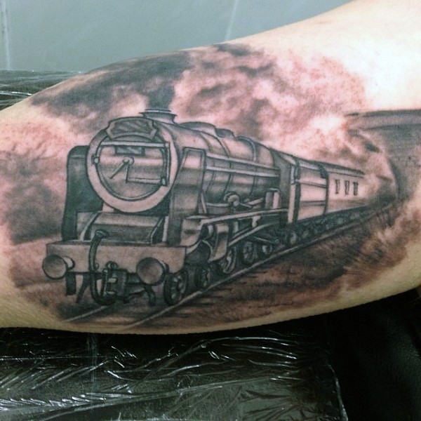 手臂简单设计的黑白火车纹身图案