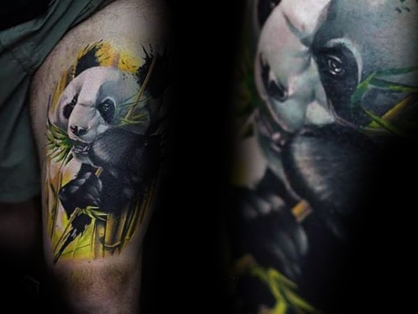 大腿栩栩如生的彩色熊猫与竹子纹身图案