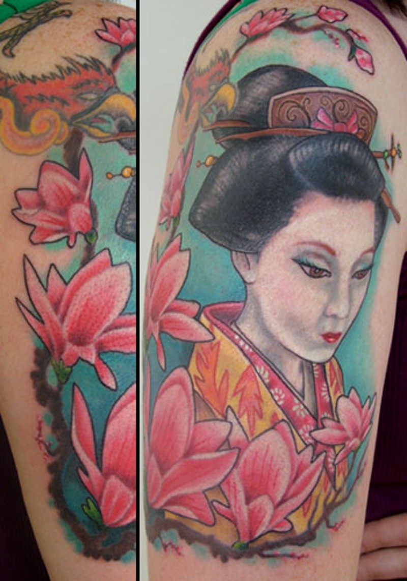 手背美丽的亚洲艺妓和花朵纹身图案