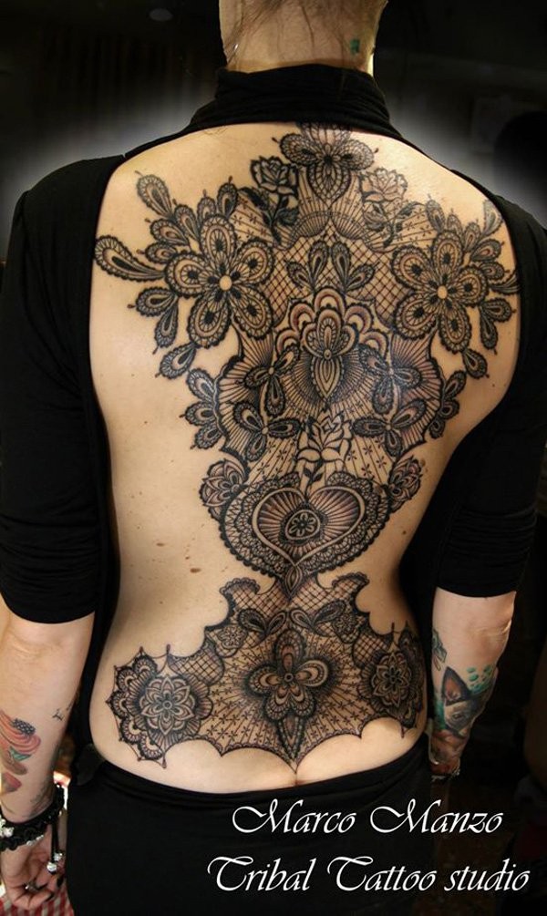 背部惊人的花卉装饰蕾丝纹身图案