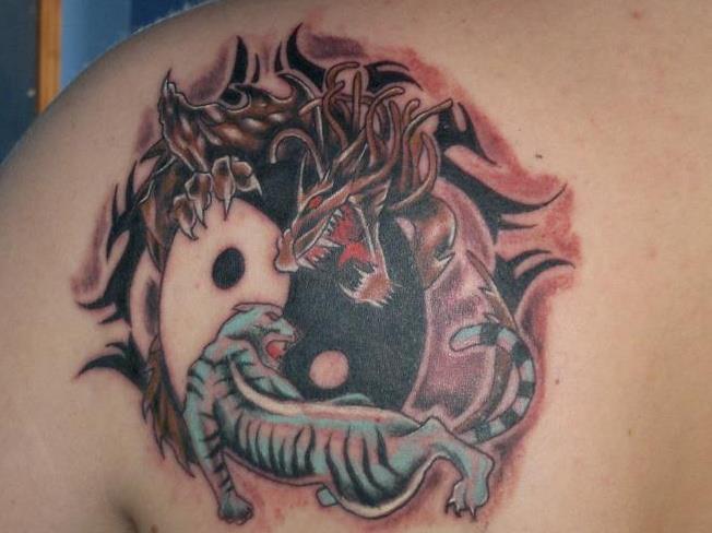 背部阴阳八卦与老虎和龙纹身图案