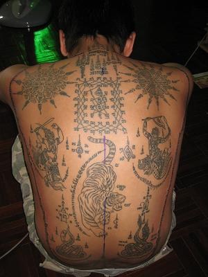 背部藏族佛教符号纹身图案