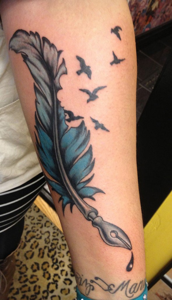 小臂蓝色羽毛和小鸟纹身图案