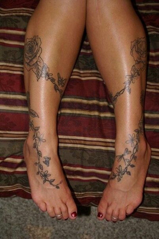美丽的玫瑰藤蔓小腿纹身图案