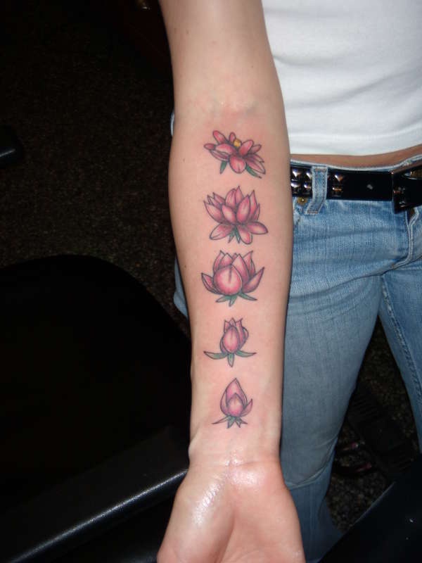 手臂不同阶段的莲花彩绘纹身图案