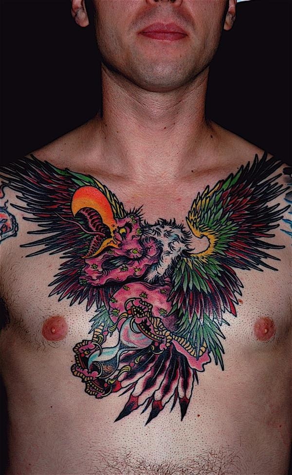 胸部彩色的鹰与沙漏纹身图案