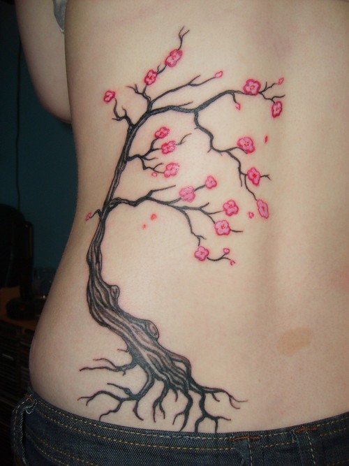 背部彩色的樱花树纹身图案