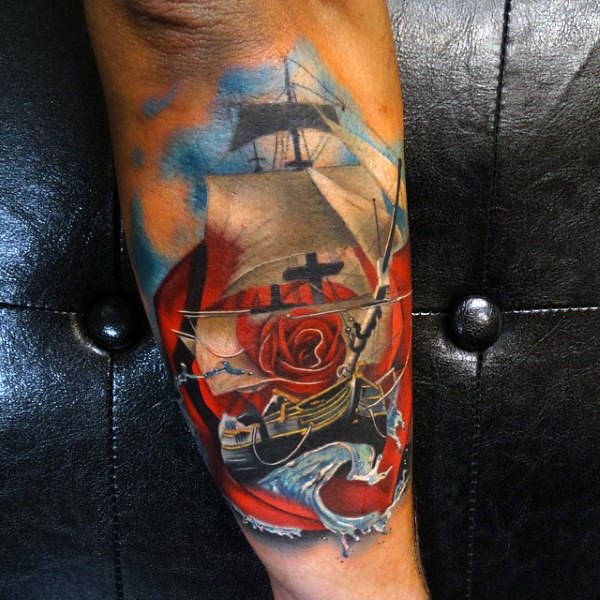 美丽的彩色小船和波浪玫瑰手臂纹身图案