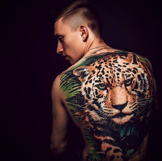 背部逼真的惊险狩猎豹子彩绘纹身图案