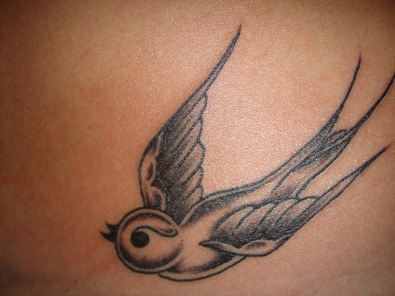 可爱的小鸟黑灰纹身图案