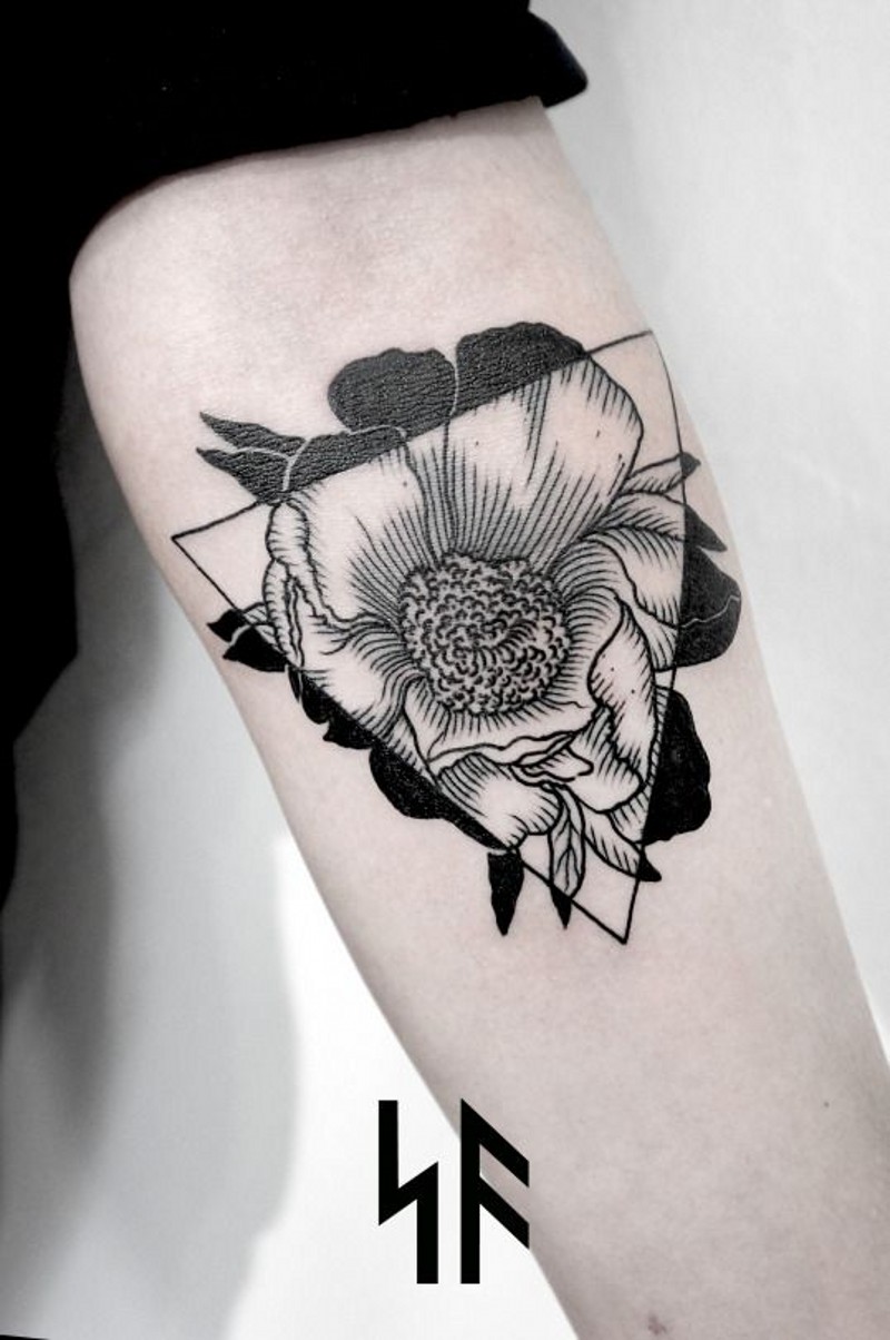 手臂黑色线条花朵与三角形纹身图案