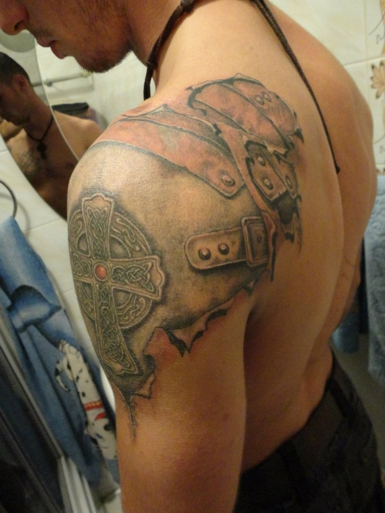 肩部盔甲与凯尔特十字架纹身图案