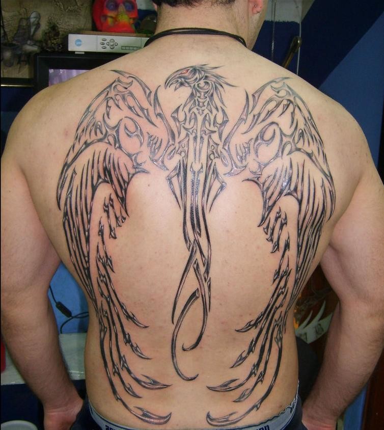 男性背部的部落凤凰纹身图案
