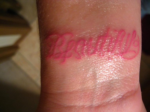 手腕美丽的粉红色英文字母纹身图案