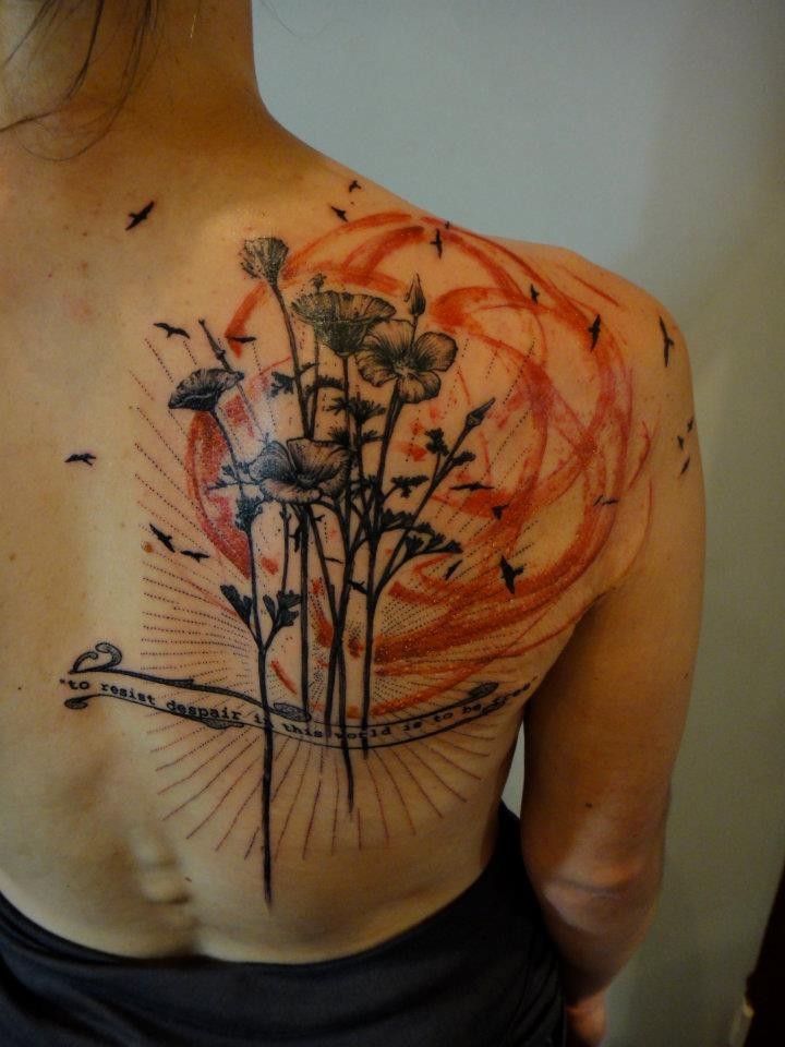 背部黑色的花朵纹身图案