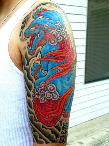 大臂亚洲蓝色唐狮个性纹身图案