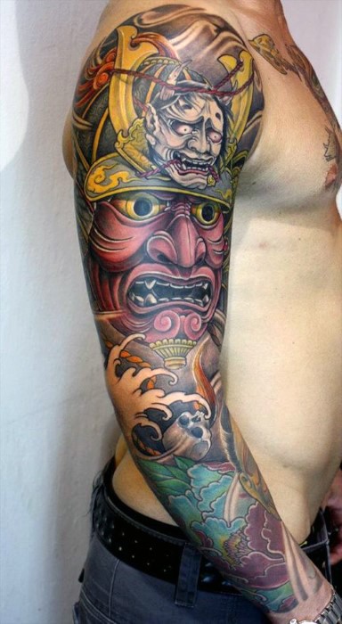 手臂亚洲风格的巨大五彩武士面具纹身图案