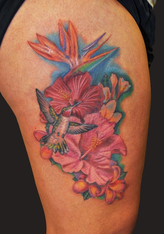 鲜艳的夏威夷花和小鸟大腿纹身图案
