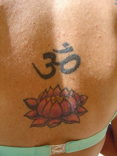 莲花与宗教字符纹身图案