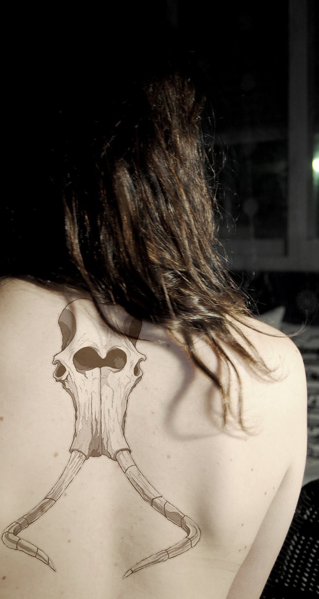 背部灰色的猛犸象头骨纹身图案