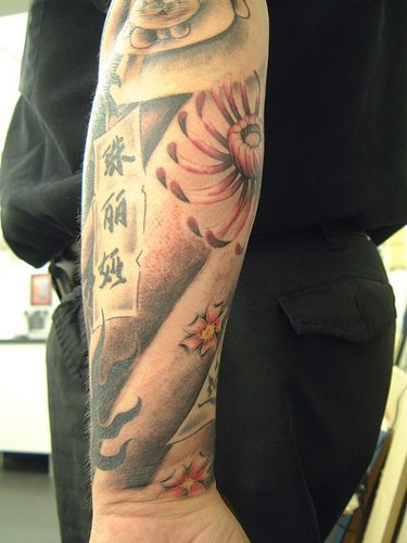 小臂美丽的花朵和汉字纹身图案