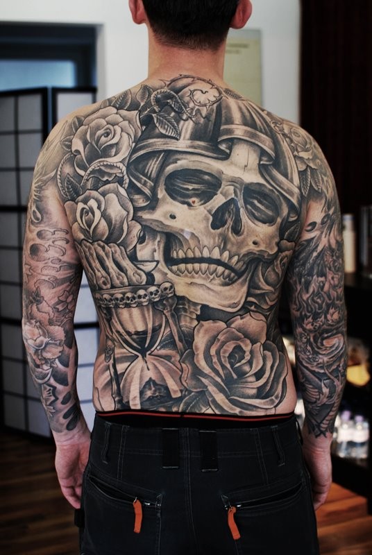 背部黑灰大骷髅和玫瑰纹身图案