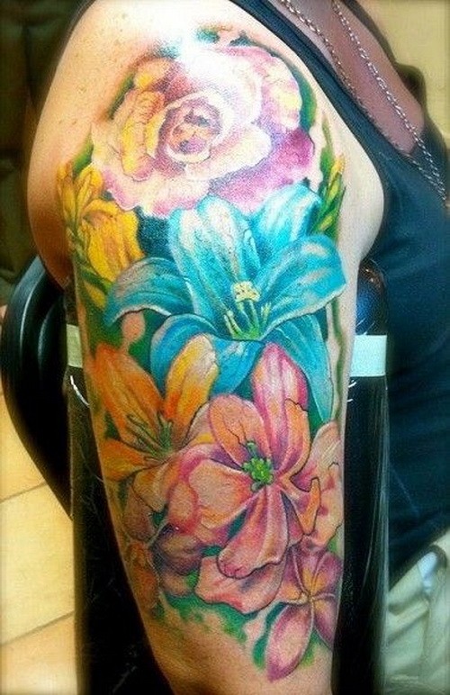 大臂彩色的热带花卉纹身图案