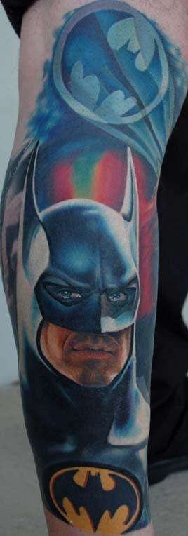 手臂彩色的蝙蝠侠纹身图案